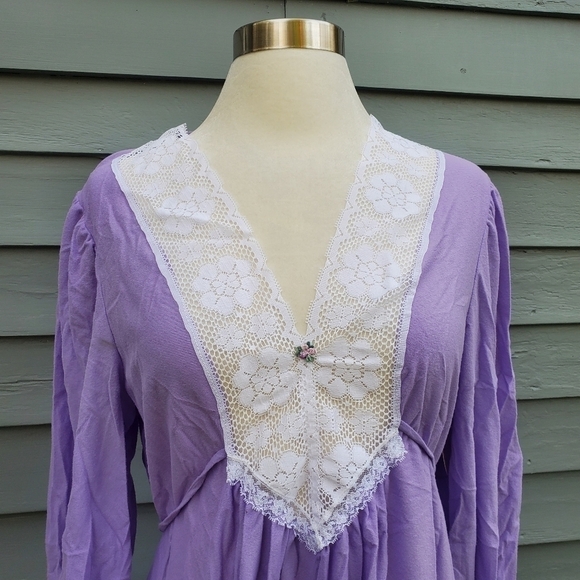 Vintage 70s Boho Dara Jane NWT Soft Purple and Lace V Neckline Slip Nightgown Lg - Picture 4 of 7